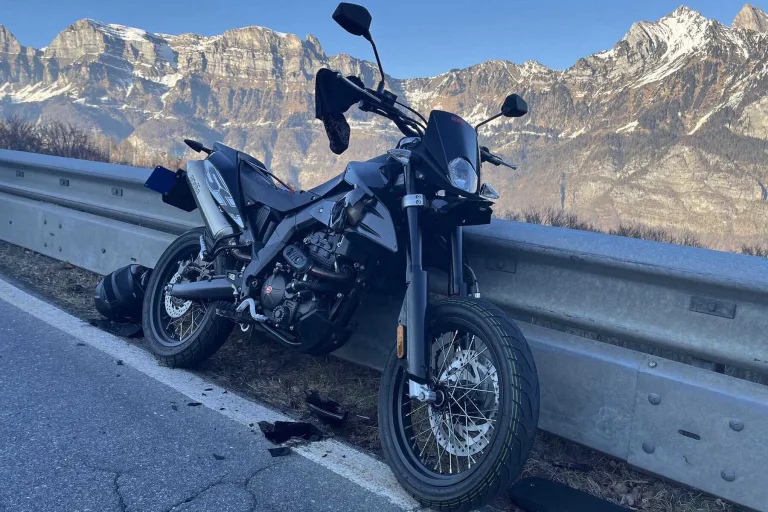 Flums SG - Unfall zwischen Motorrad und Auto 