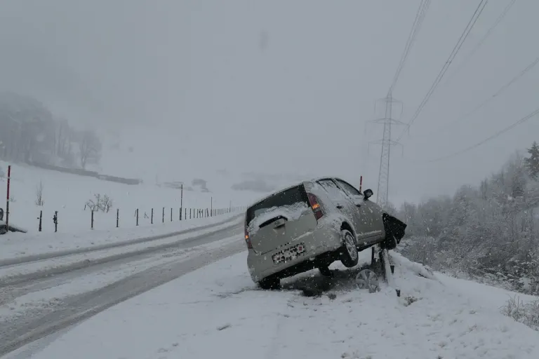 Matt GL - Auto schlittert auf schneebedeckter Fahrbahn - Kollision mit einer Leitplanke 