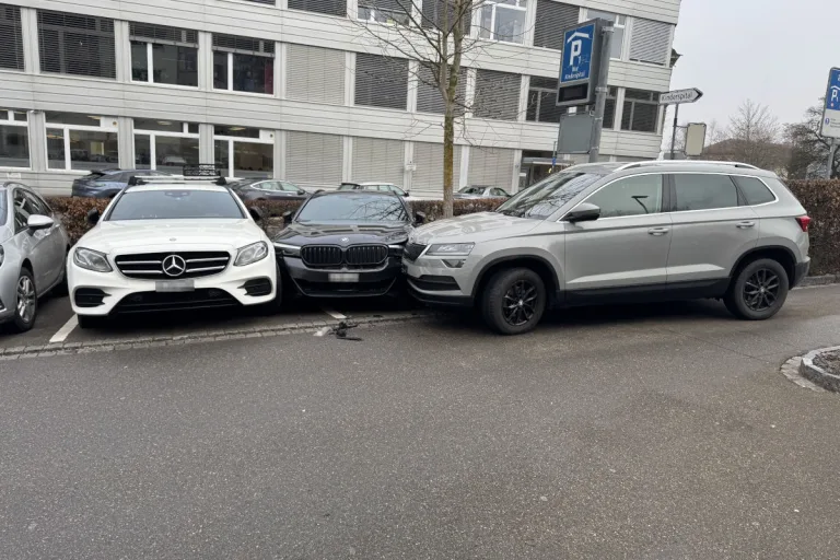 Unfall in St.Gallen – Lenkerin prallt gegen parkierte Autos 