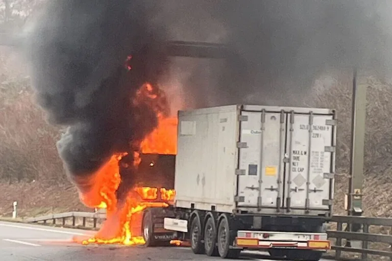 A2 Pratteln BL – Lastwagen in Vollbrand