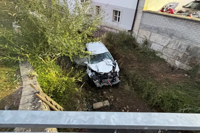 Unfall in Courchapoix JU – Auto stürzt von Brücke in Bachbett