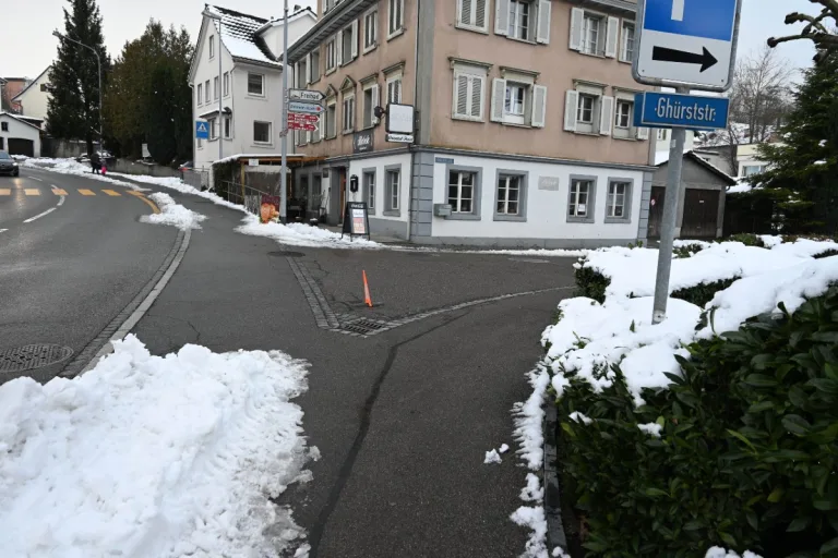 Oberuzwil SG - Unfall zwischen Auto und Fussgängerin