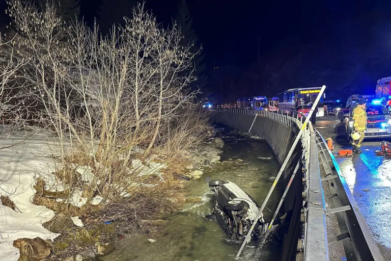 Unfall bei Maria Alm – Auto überschlägt sich und landet im Bach