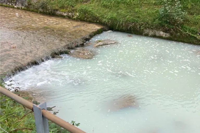 Kaltbrunn SG – Farbe gelangt in Dorfbach