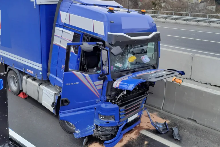 A9 Gratkorn – Lkw-Lenker bei Unfall aus Fahrerhaus geschleudert