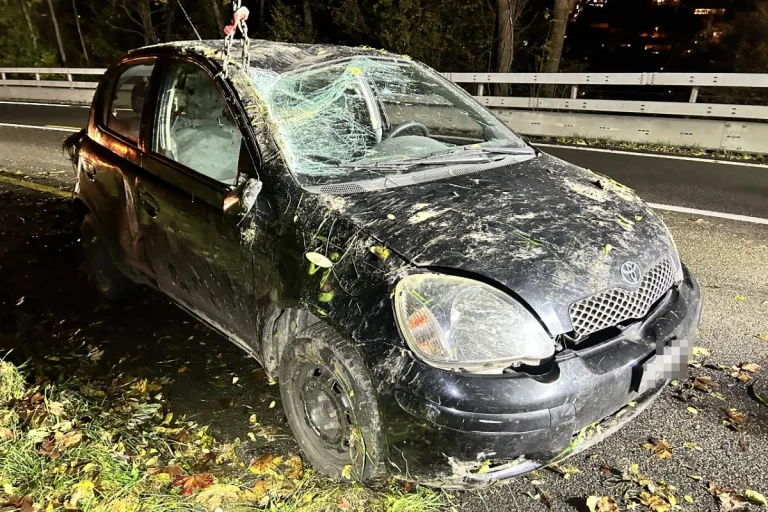 Ennetbaden AG - Neulenker überschlägt sich bei Unfall 