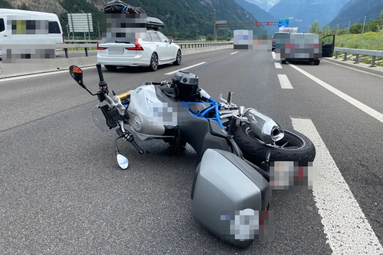 Erstfeld A2 UR - Motorradfahrer und Sozia nach Unfall erheblich verletzt