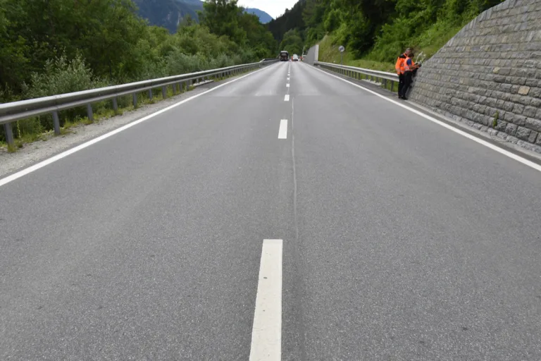 Waltensburg GR - Mitfahrerin bei Unfall in Strassengraben geschleudert