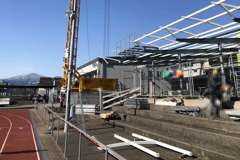 Balgach SG - Junger Mann nach Arbeitsunfall auf Baustelle verletzt