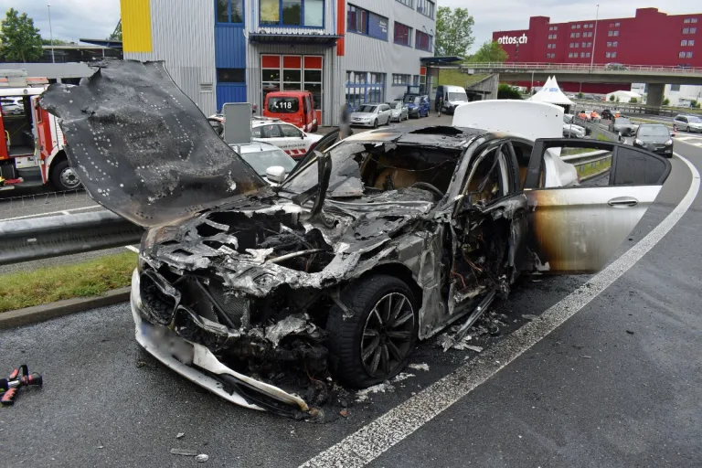 Sursee LU - BMW brennt aus und wird total zerstört
