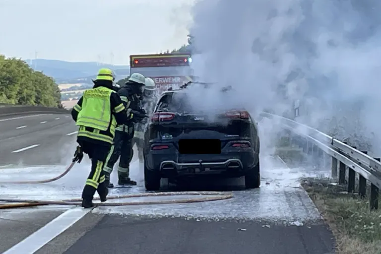 A7 Bad Hersfeld HE – Brand von Pkw mit Wohnwagen