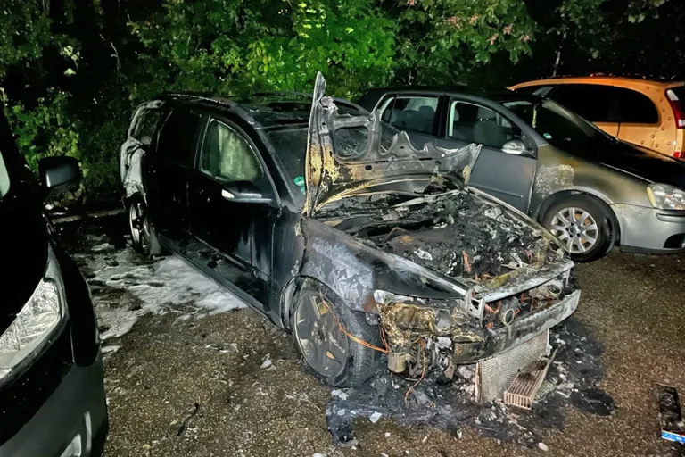 Monheim am Rhein – Volvo brennt nach Brandstiftung auf Parkplatz