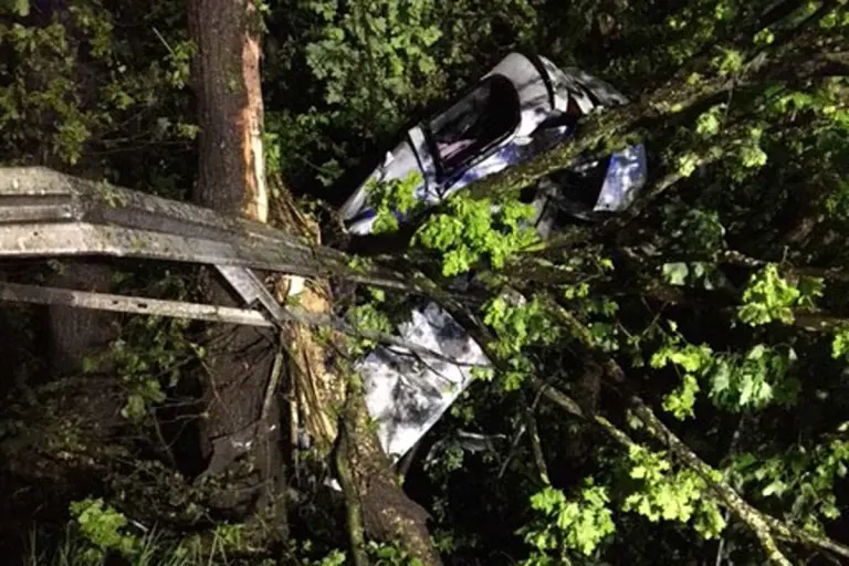 Dinslaken - PKW kommt von Fahrbahn ab und kracht in Baum