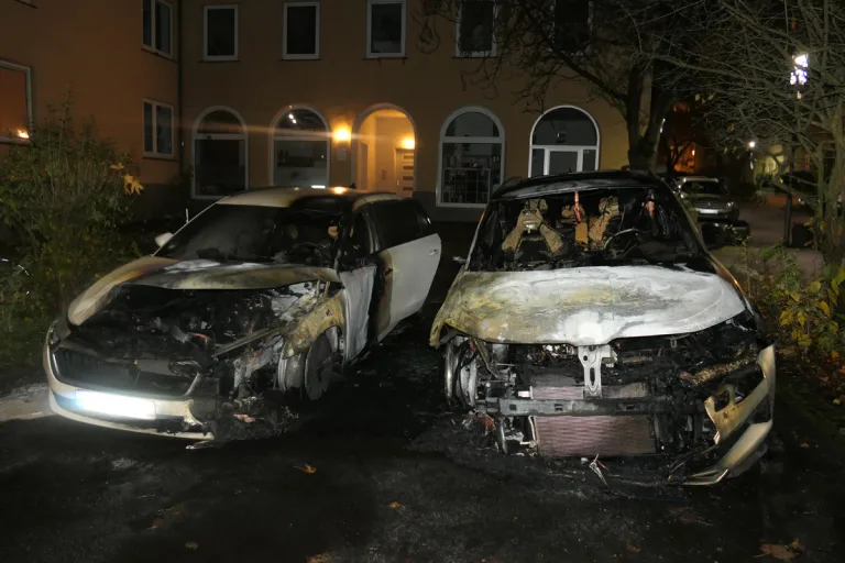 Kassel HE – Brandstiftung an zwei Skoda sorgt für hohen Sachschaden