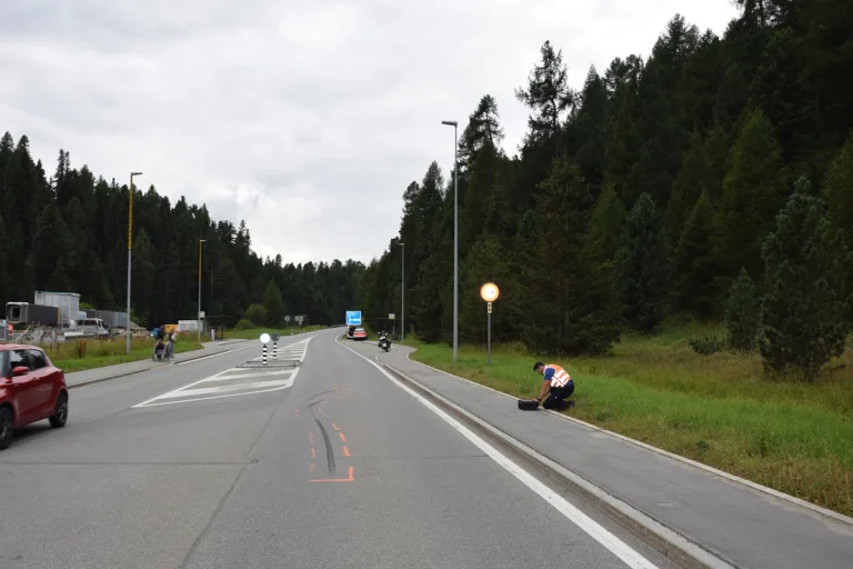 St. Moritz GR - Motorradfahrer und Sozia stürzen nach Vollbremsung