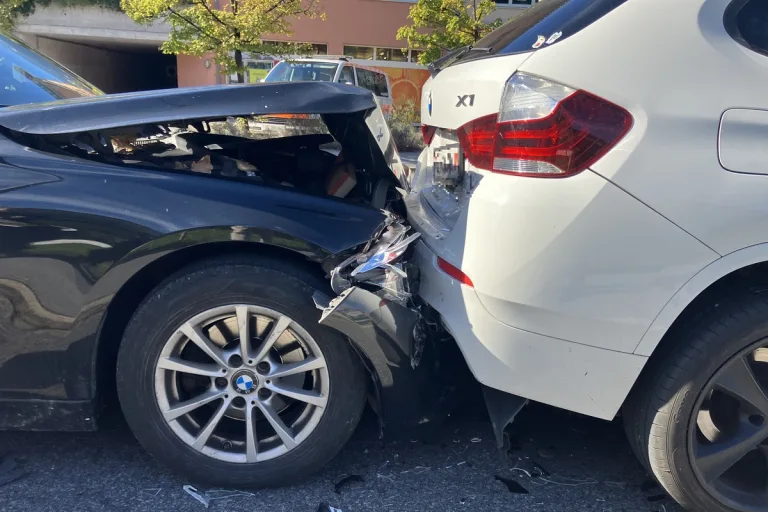 Glarus - Auffahrkollision zwischen vier Fahrzeugen 