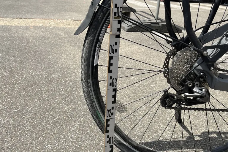 Reinach BL - Personenwagen kollidiert nach Kreiselausfahrt mit Fahrrad 