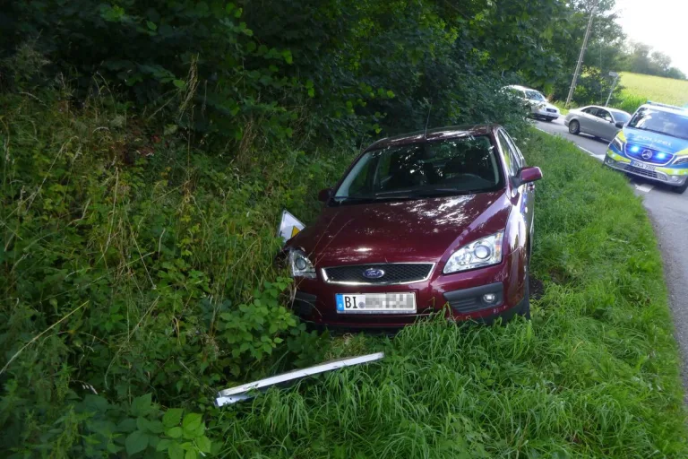 Bielefeld NW - Zeugen nach einem Unfall gesucht 
