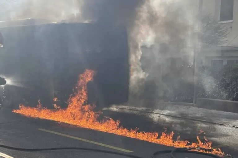 Hausen AG - Brand eines Linienbusses - Hauptstrasse für mehrere Stunden gesperrt
