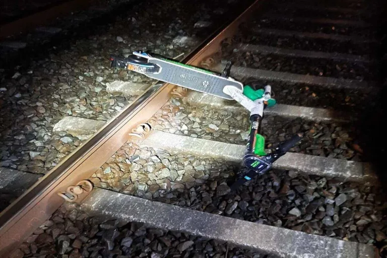 Essen - E-Scooter in Oberleitung verursacht großes Bahnchaos