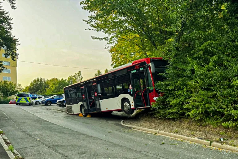 Iserlohn NW – Linienbus prallt gegen geparkte Autos