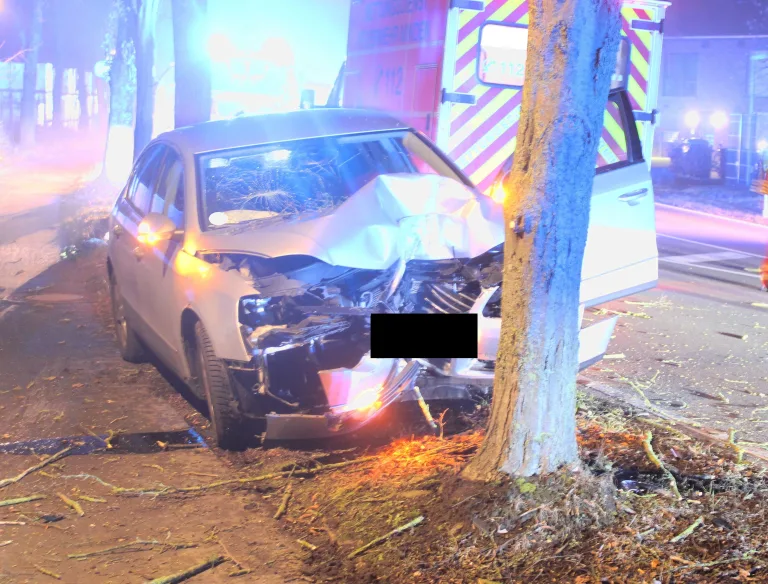 Minden: Pkw kommt von Straße ab und kracht gegen Baum