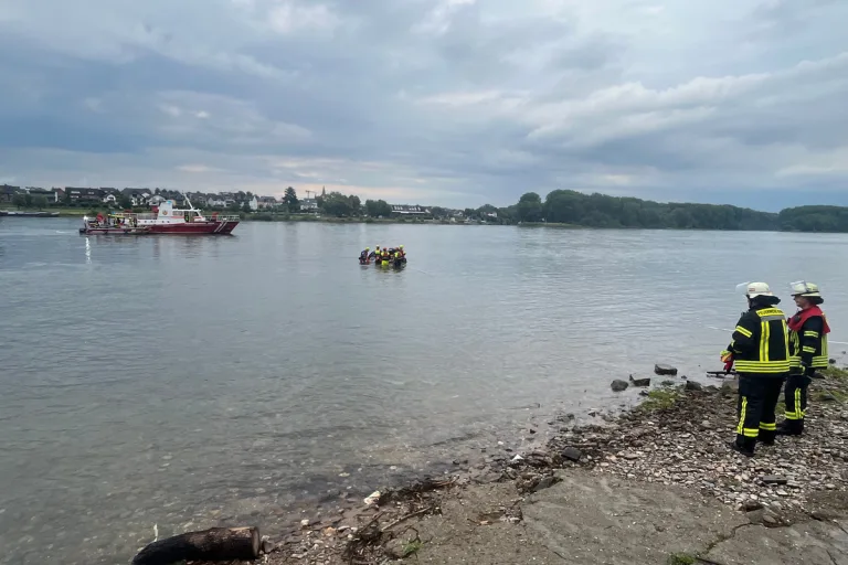 Unfall in Bonn HE – Pkw fährt in Fluss und treibt ab