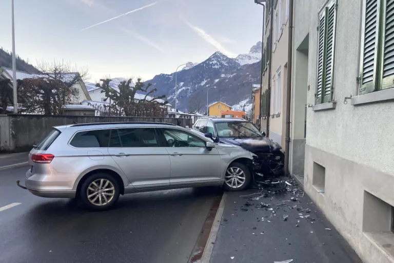 Schwanden GL – Kollision im Gegenverkehr