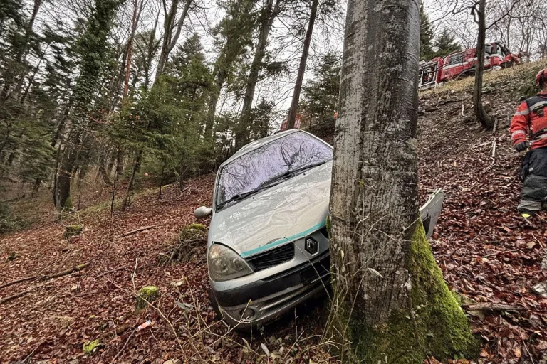 Röschenz BL – Frau mit Auto Abhang hinuntergestürzt