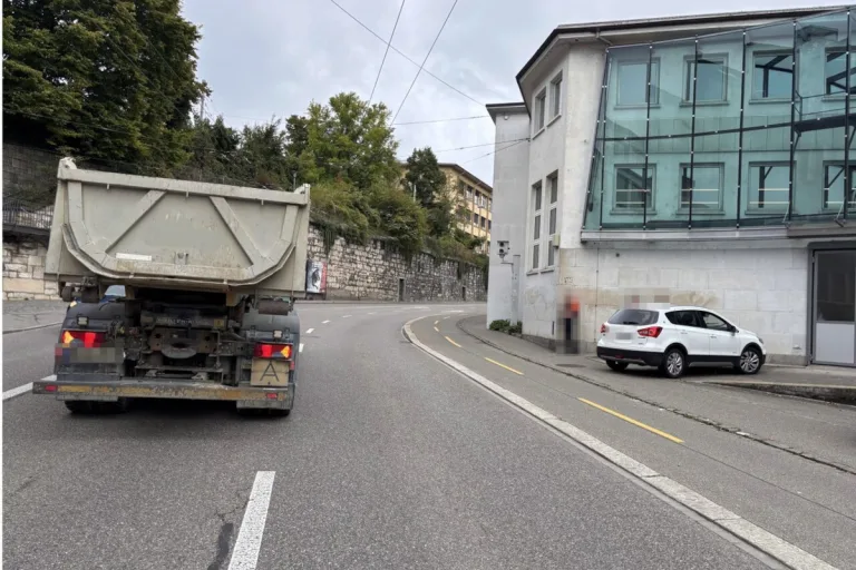 Stadt Schaffhausen – Chauffeur übersieht bei Spurwechsel Pkw