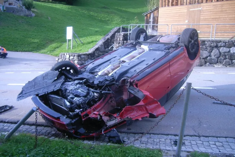 Spiringen UR - Spektakulärer Selbstunfall einer jungen Frau auf der Klausenstrasse