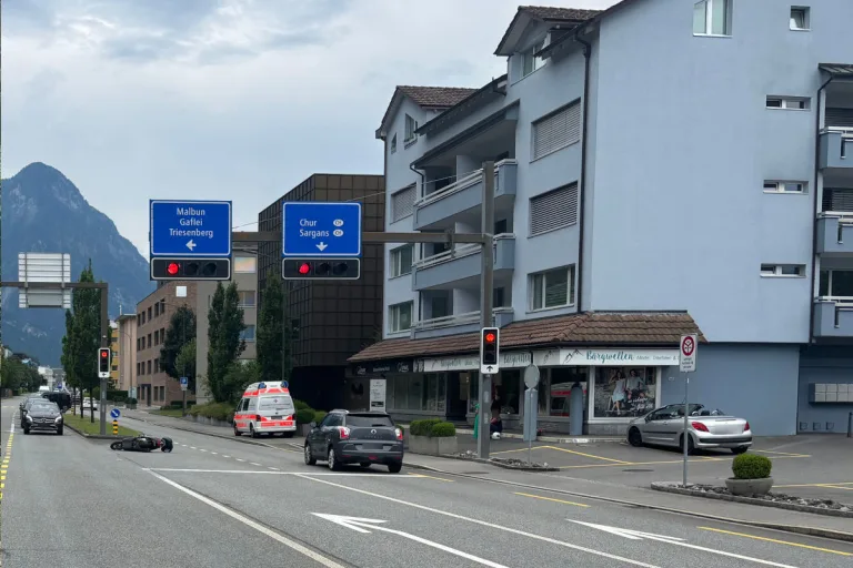 Vaduz FL – Autolenkerin verursacht Auffahrunfall mit Motorrad