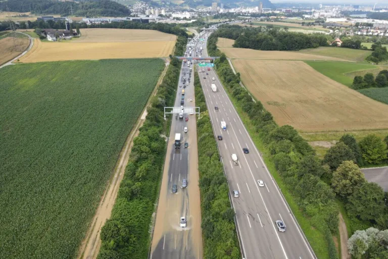 Augst BL - Rauschenbächlein überflutet Teile der A2/A3