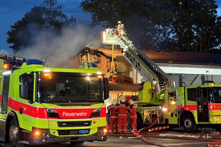 Brand in Fehraltorf ZH – Flugplatz Speck nach Feuerwehreinsatz geschlossen