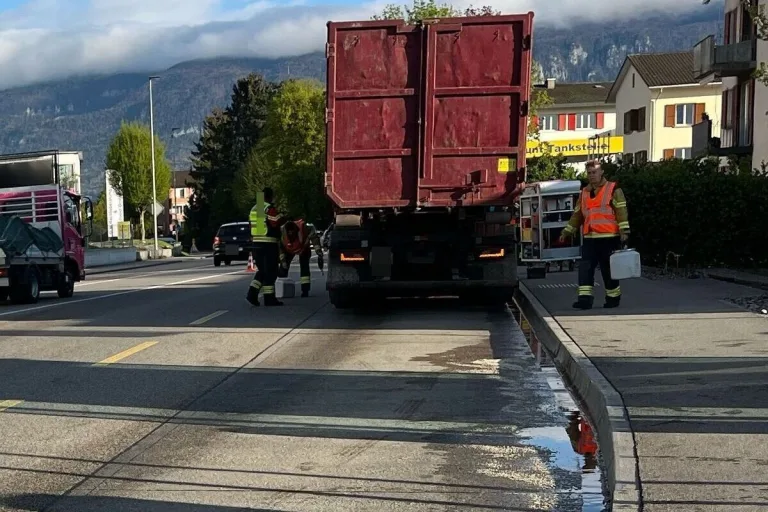 Biberist/Gerlafingen SO – Lastwagen verliert Diesel - Solothurnstrasse gesperrt