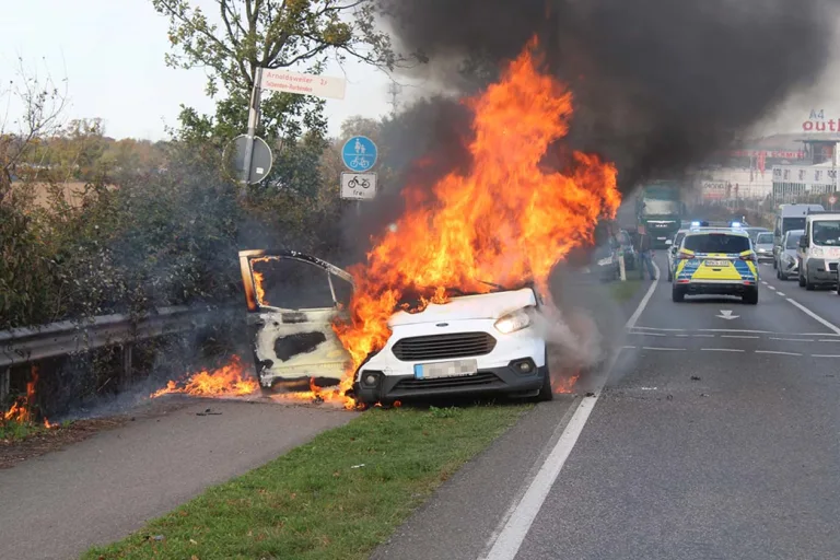 Düren – Pkw brennt vollständig aus