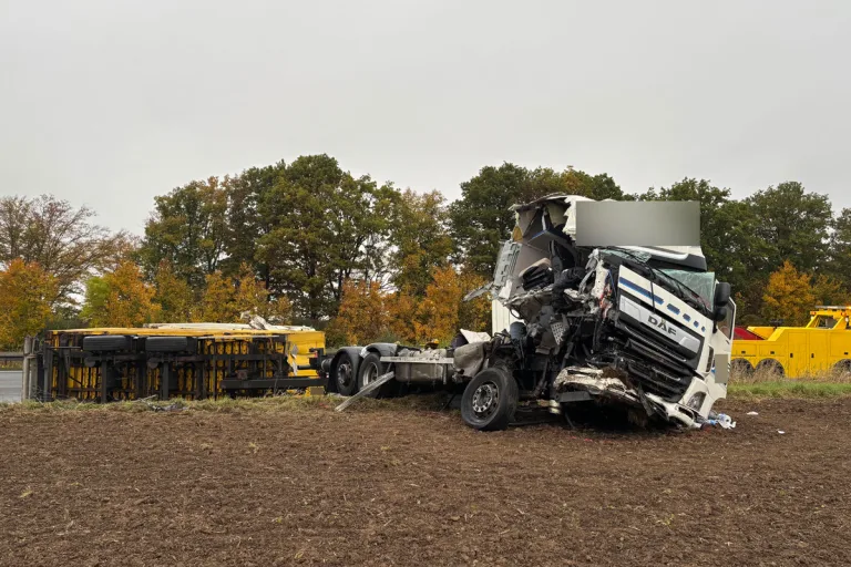 A4 Gotha TH – Lkw kollidiert mit Pannenfahrzeug auf Standstreifen