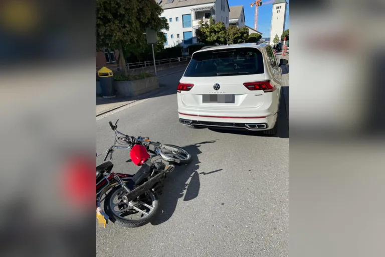 Schaan – Kollision zwischen Motorfahrrad und Personenwagen