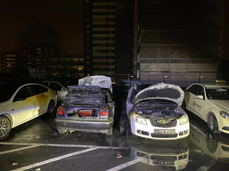 Monheim am Rhein: Mehrere Autos brannten – Die Polizei ermittelt