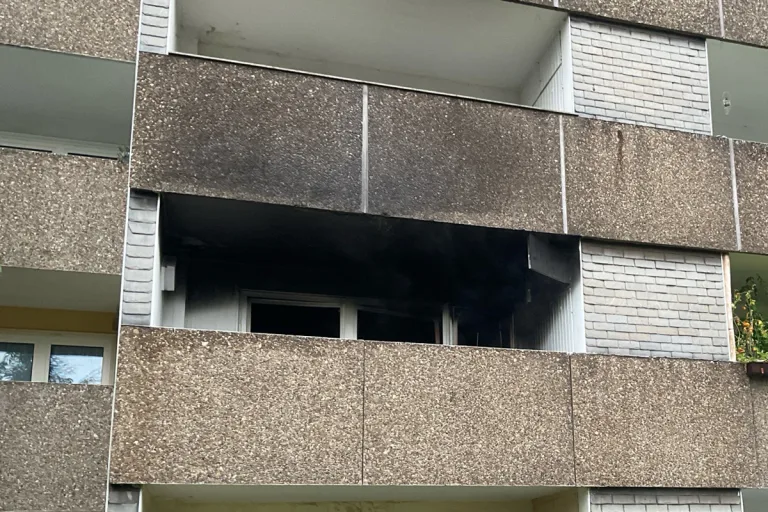 Mülheim an der Ruhr NW – Person bei Brand von Wohnung schwer verletzt gerettet