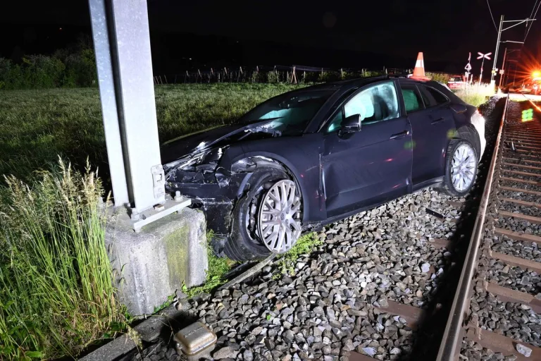 Gelfingen LU - Autofahrer landet bei Unfall auf Zuggleisen