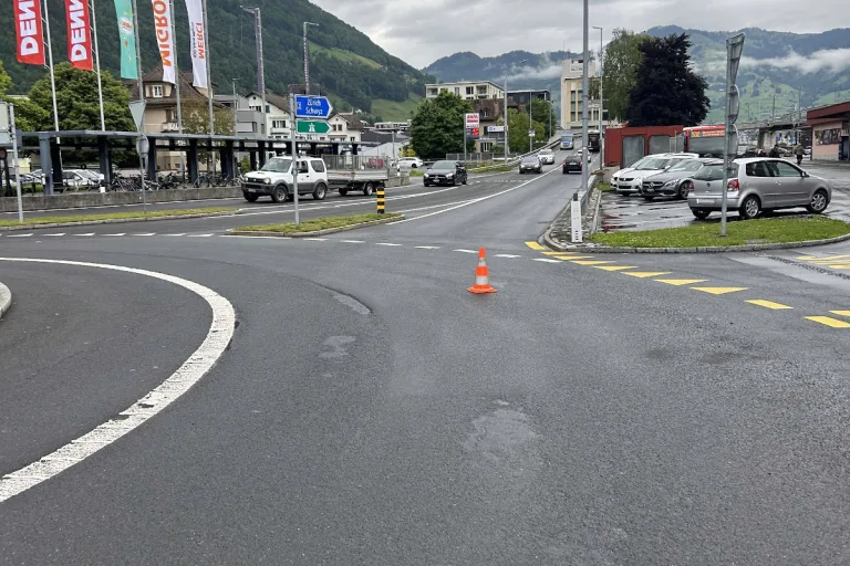Brunnen SZ – Velofahrer verletzt sich nach Kollision mit Auto