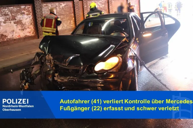 Oberhausen NW - Mercedes drückt Fußgänger gegen eine Werbetafel