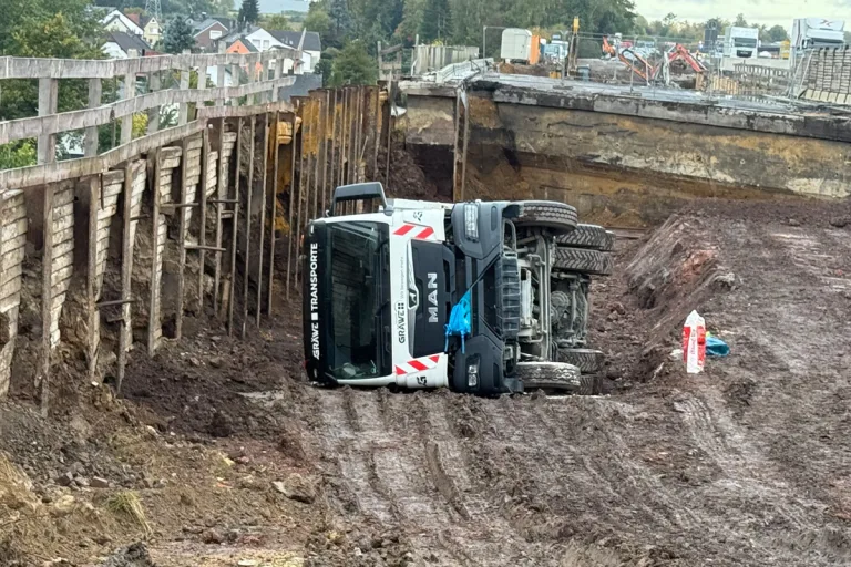 Dortmund NW – Zwei Verletzte nach Unfall von Lkw in Baustelle