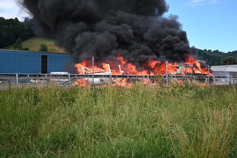St. Margrethen SG – Enormer Sachschaden - Fahrzeugkombination auf Autobahn in Flammen
