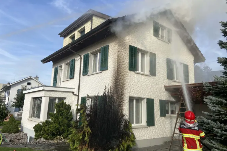 Schöftland AG - Dachstock gerät bei Gartenarbeiten in Brand