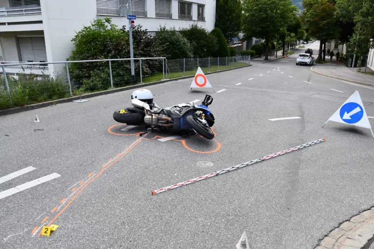 Chur GR - Mit Auto auf Motorrad aufgefahren