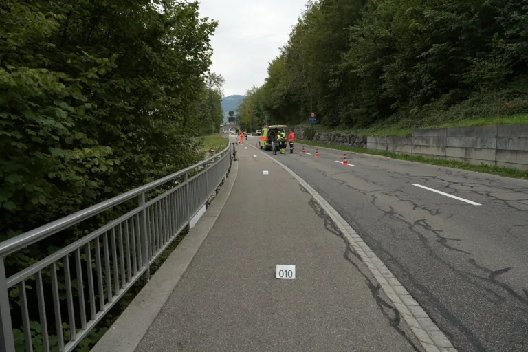 Unfall in Feldbach ZH – E-Bike und Rennvelo prallen zusammen