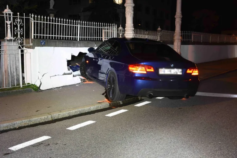 Goldach SG - 27-Jähriger baut mit seinem BMW in fahrunfähigem Zustand einen Selbstunfall