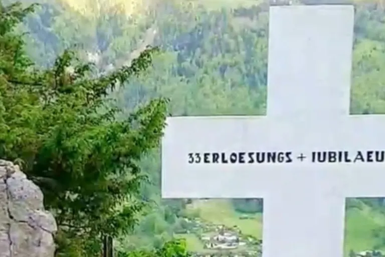 Vandalismus in Näfels GL - Beleuchtung des Plattenkreuzes ist defekt